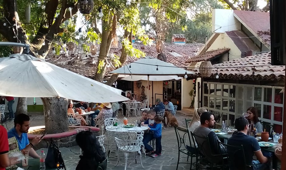 Tequila, aire fresco y comida mexicana en la ribera de Ajijic.