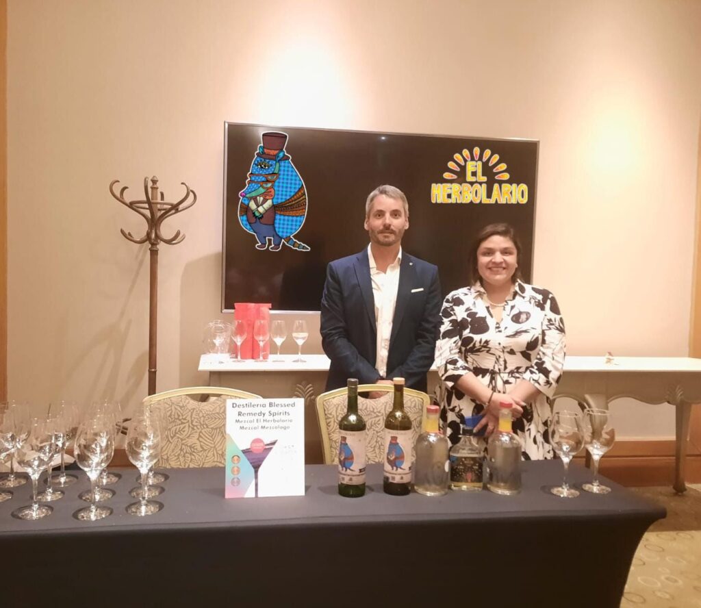 Embajadora mexicana en Santiago de Chile, Laura Moreno, con la representación de los mezcales ganadores de Blessed Remedy Spirits.